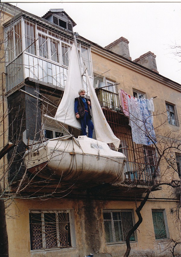 Евгений Гвоздёв на балконе своего дома в пос. Рыбников