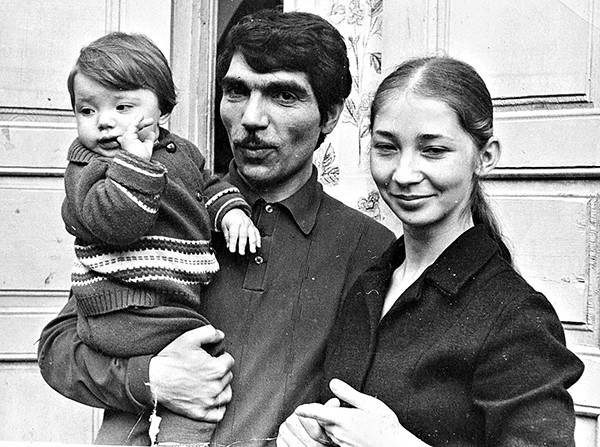 Тофик и Вера Алиевы  с дочерью Динарой, 1974 г.