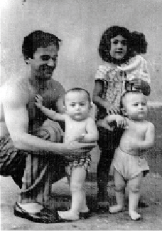 Ахмедхан Ниналалов с детьми, 1967-й год