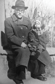 Лена Зеленина с папой Леонидом Петровичем.  Махачкала. 1958
