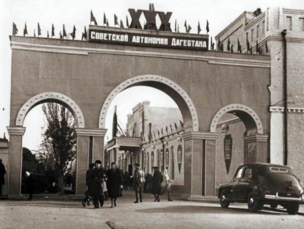 Клуб Ногина, вход на выставку «30 лет ДАССР», 1951 г.