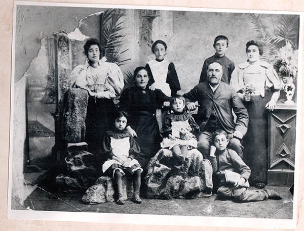 Семья Лалаханянц, в середине Анна Лалаханянц, в замужестве Серопян, 1900 г.