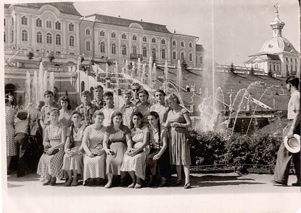 Учащиеся 5 школы на экскурсии. В центре – директор школы Софья Мошкович, в белой рубашке – Вагид Вагидов, 1958 г.