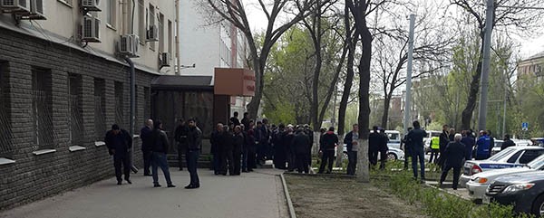 Часть родственников и сторонников Саида Амирова не смогла попасть даже в коридор здания суда.