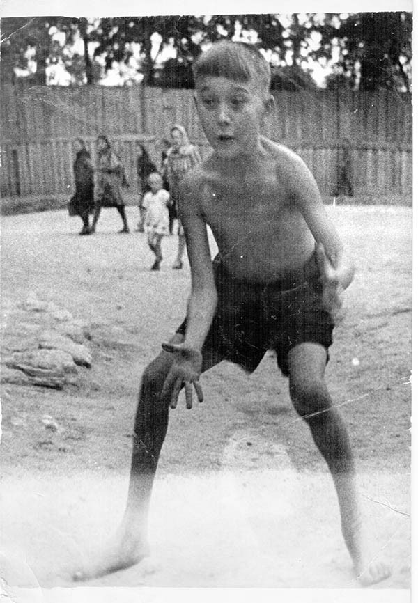 Вратарь Славик Трунов, за забором стадион «Динамо», 1950 г.