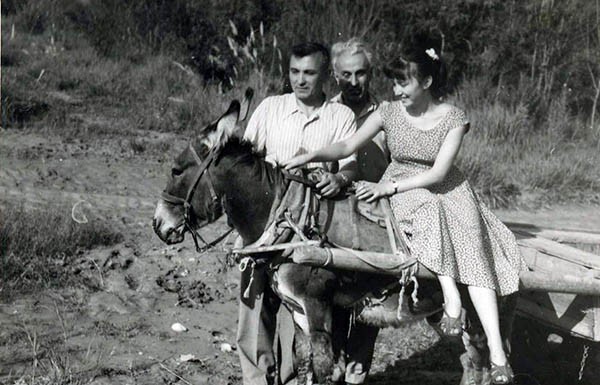 Диляра Исаева впервые в Дагестане. Слева её отец Ахмед Мирзаевич Исаев, 1960-е гг.