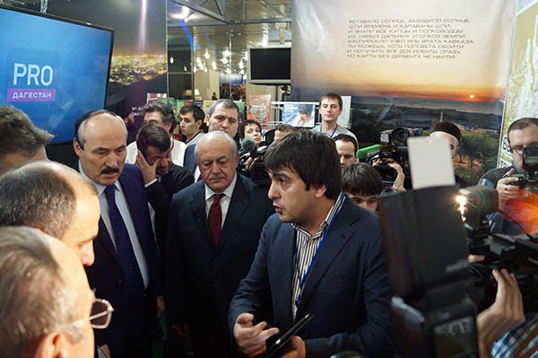 Глава РД Рамазан Абдулатипов с коллегами обходит экспозиции форума