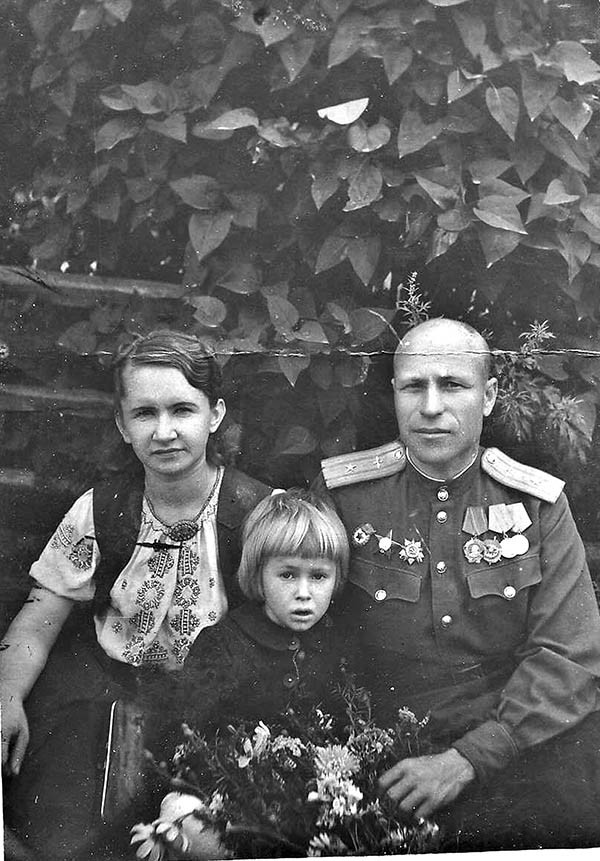 Нелли Маслова с родителями,  август 1944 года, Польша