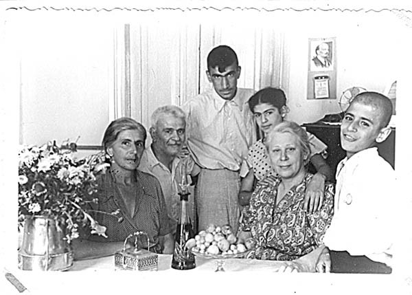 Ольга и Артем Агабабовы с детьми Яковом, Мариной, Аркадием и родственницей, 1950-е гг.