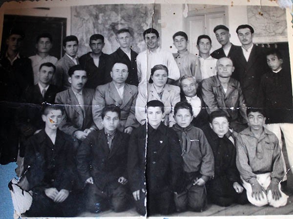 Школа № 8, 10-й класс, в верхнем ряду третий справа Валиюлла Амиров, Дербент, 1953 год