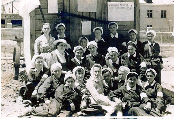 Санитарная дружина завода им. Гаджиева, во втором ряду 2-я справа – командир дружины Екатерина Тращенко, 1960-е гг.
