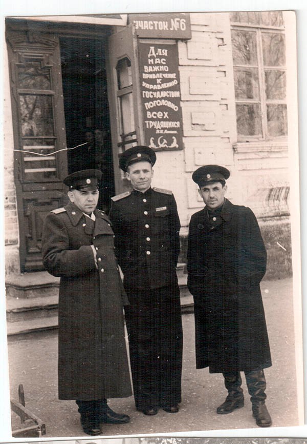 День выборов. Исмаил Махулов (справа) с работниками МПВО Махачкалы Баматовым и Серегиным, ул. Ленина, 1958 год.