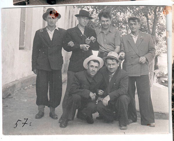 Исмаил Махулов (сидит слева) с односельчанами, Махачкала, ул. Ленина, 1957 г.