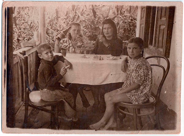 Полдень на веранде, слева Люся и Эдик (племянники), Махачкала, 17 июня, 1949 г.