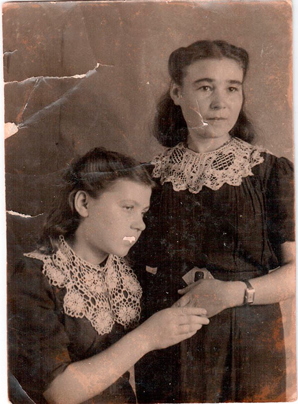 Тамара Протасова (слева) с подругой, 1946 г.