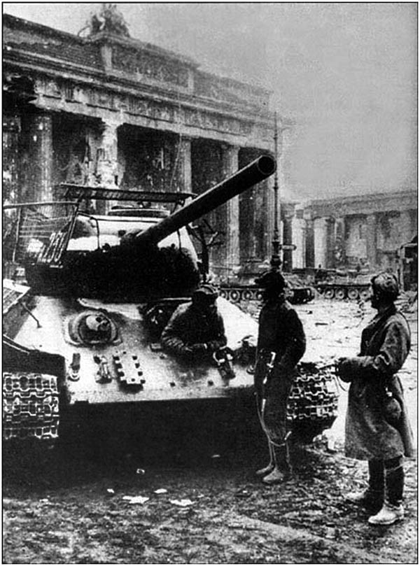 Май 1945 года. Советские танкисты у Бранденбургских ворот