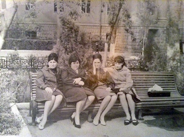 Девушки 60-х в сквере. Нюра Алиева, Нелля Серажутдинова, Таля Бабаева, Белла Шамхалова.