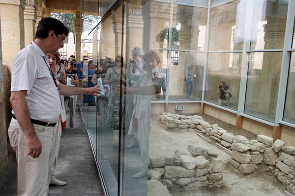 Археолог Муртузали Гаджиев  проводит экскурсию
