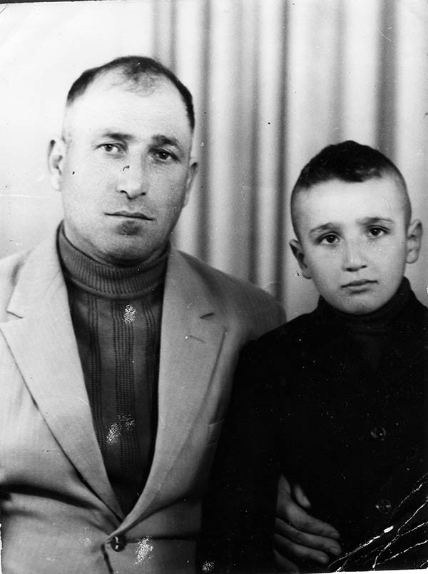 Алмас Абасов с сыном, 1970-е гг.