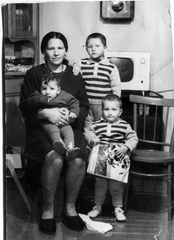 Никият Абасова с дочерьми и сыном, 1960-е гг.
