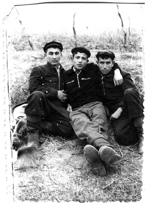 Зейнал Бабаев (слева) с однокурсниками, 1950-е гг.