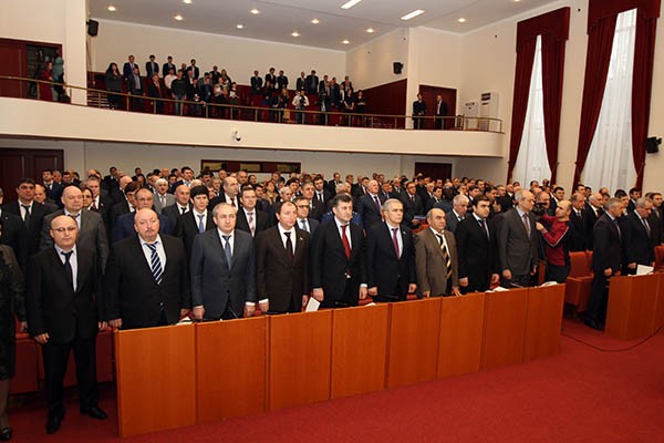 Действующие депутаты Госдумы (на фото) захотят сохранить мандаты, а новые политики – их заменить