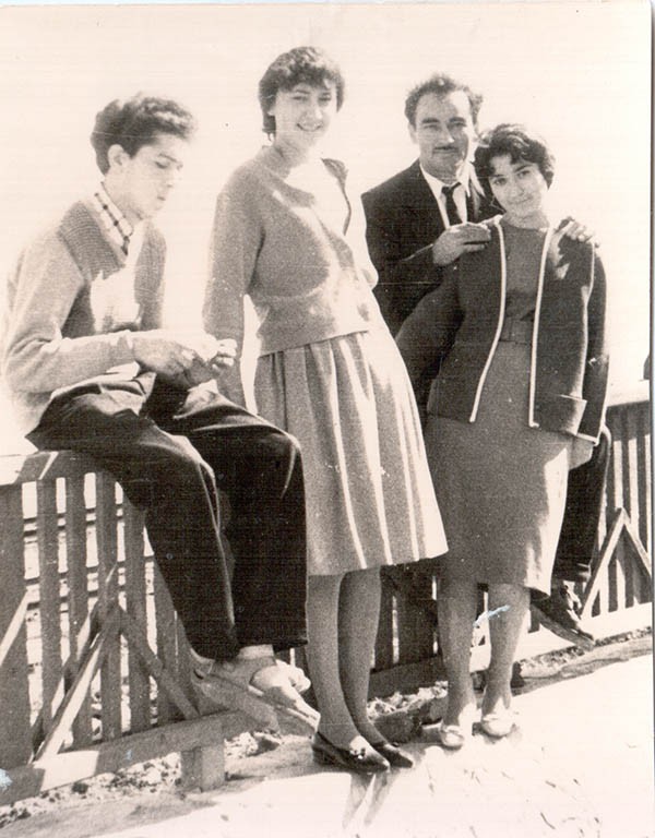 Аминат и Сенти Рамазановы (справа)  с друзьями у моря, Махачкала, начало 60-х гг.