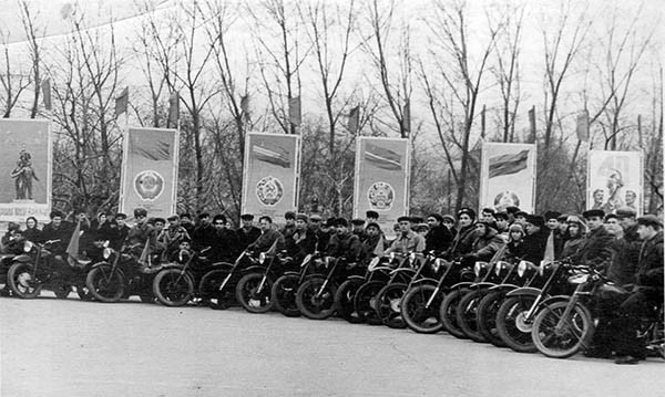 Участники мотопробега; площадь Ленина, Махачкала, 23.02.1958 г.