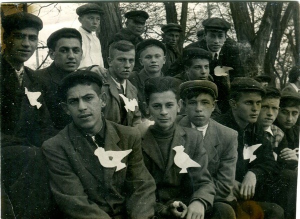 Ученики 10 «а» класса школы №1 на стадионе «Динамо», после демонстрации, 7.12.1951 год