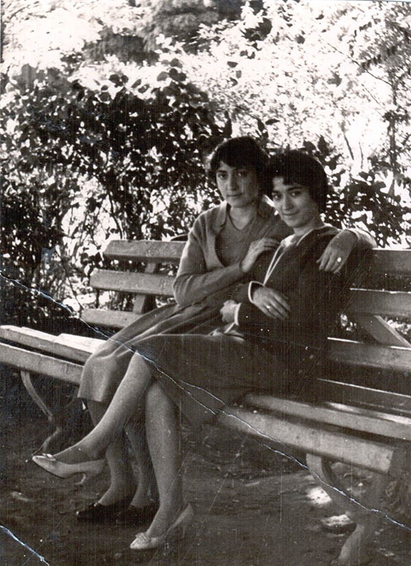В Городском саду, справа Аминат Рамазанова (Байсугурова), 1962 год