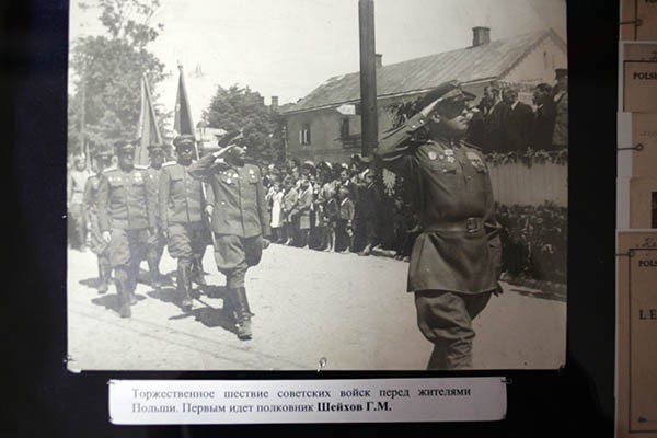 Торжественное шествие советских войск перед жителями Польши. Первым идёт полковник Шейхов Г.
