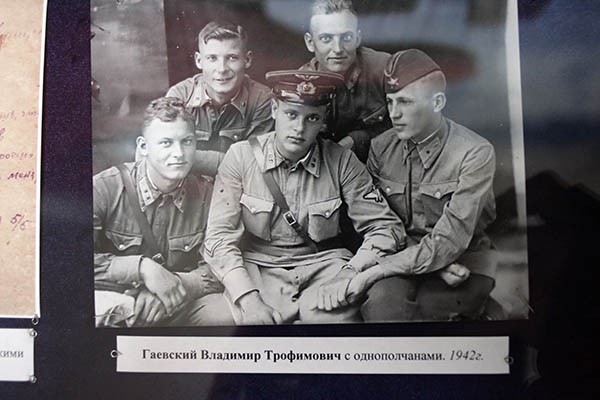 Гаевский Владимир Трофимович с однополчанами. 1942 год.