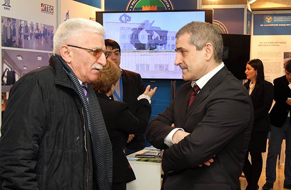 Ризван Газимагомедов (справа) возвращается в активную политику