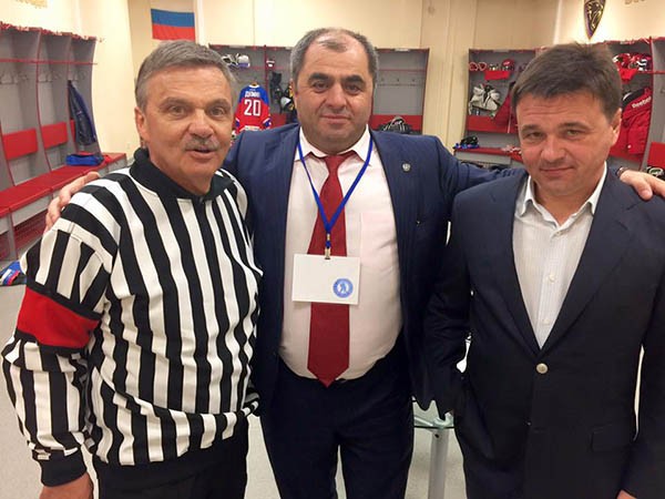 Магомедсултан Алиев (в центре) и Андрей Воробьёв (справа) на совместном просмотре хоккея