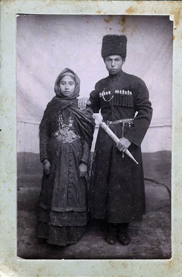 Шушен Мататова с нареченным Оврумом Мататовым, 1913 год.