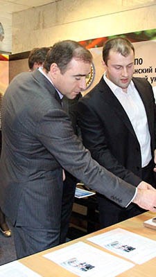 Абусупьян Хархаров (слева) остался один...