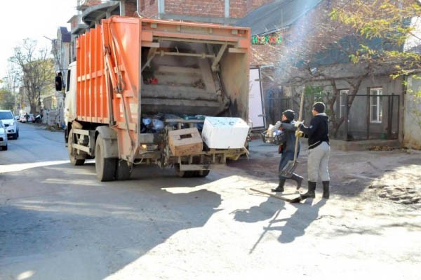 Работники ООО «Новый город» вывозят мусор с городских улиц
