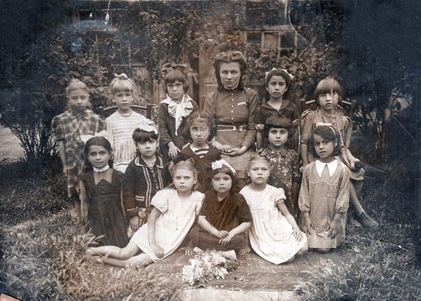 1 класс 2-й Ленинской школы, Офелия Джум-Джум (сестра, в верхнем ряду вторая справа), 1946 год
