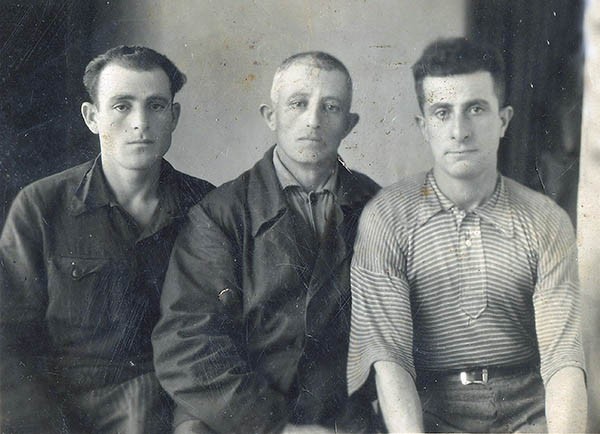 Отец Юнатан Мишиев (в центре), муж Яков Манахимов (слева) и друг мужа, 1945 год 