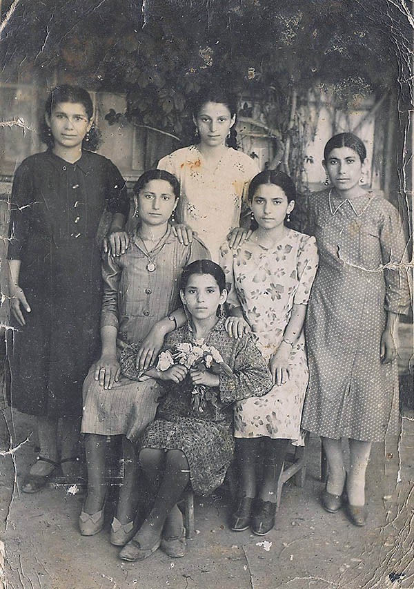 Сара Манахимова (в центре) с подругами и двоюродными сестрами, 1948 г.