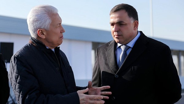 Фарид Ахмедов (справа) снова возглавил район