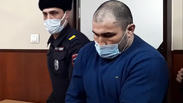 Вчера росгвардеец Курбанов стрелял из табельного пистолета, сегодня оказался в зале суда...