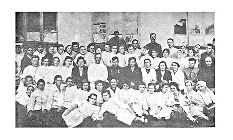 Коллектив госпиталя ЭГ-1628, размещённого на дербентском заводе «Электросигнал», июль 1941 года 