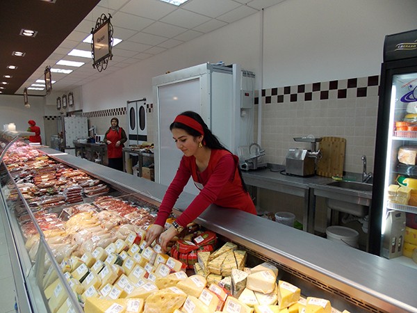  Ассортимент магазина насчитывает  до тридцати видов сыра 