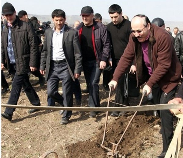 Врио президента Дагестана показывает  министрам и главам МО, как надо пахать...
