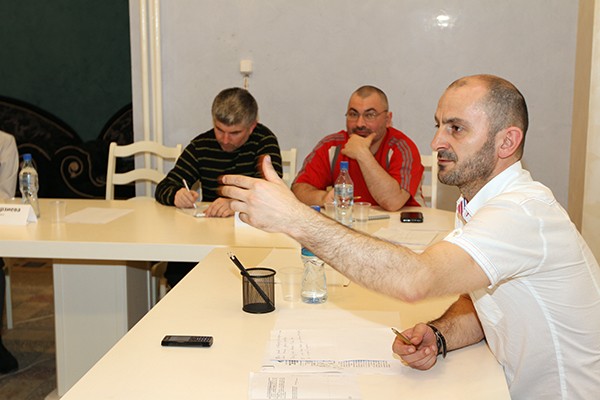 Слева направо: представители PR-агентства «МедиаФакт» Шарип Шарипов, Арсен Гамзалов и модератор круглого стола Маирбек Агаев («Черновик»)