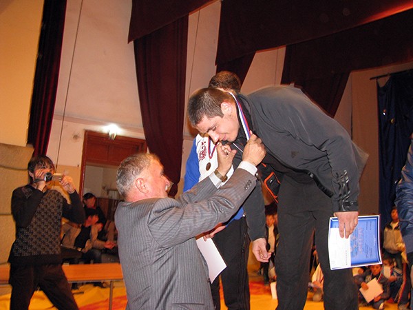 И. о главы администрации Лакского района Абакар Куннуев награждает победителей в весовой категории 76 кг. 