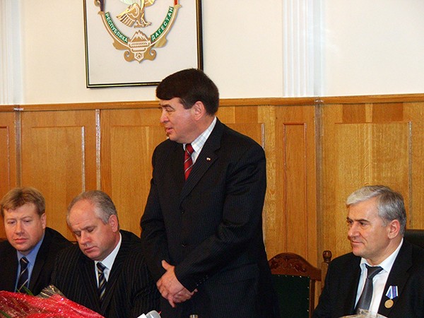 2005 год. Генералы ФСБ  вручают Саиду Амирову  ведомственную награду