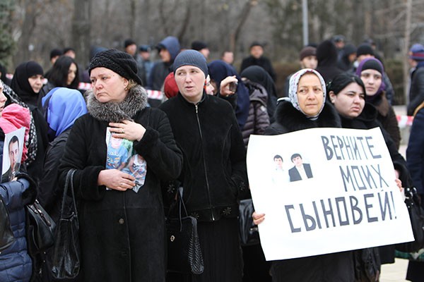 С такими плакатами на улицы готовы выйти уже сотни матерей