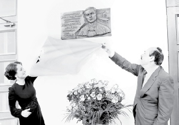 Мемориальную доску Гаджи Магомедову открыли его дочь и врио Президента РД